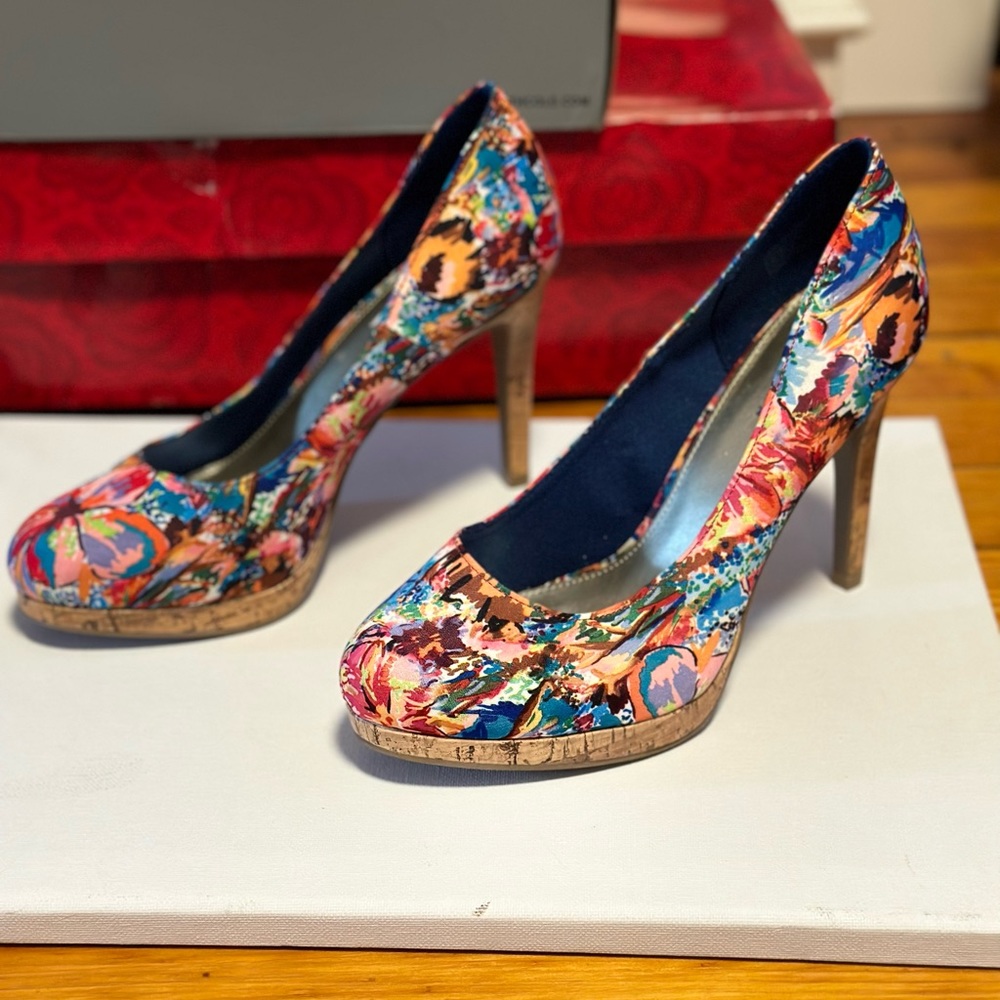 These shows are screaming “Fresh”. Colorful pair of pumps for the summer.